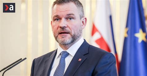 Politici diskutujúci v parlamente