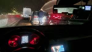 Ilustrácia detí hrajúcich sa v nafukovacom tuneli