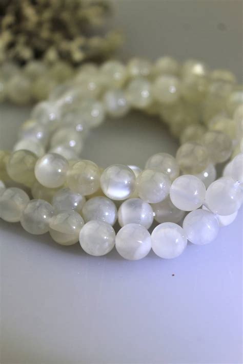 Mesačný kameň s dúhovým leskom