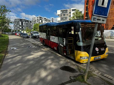 Ilustračná fotografia detí nastupujúcich do autobusu MHD