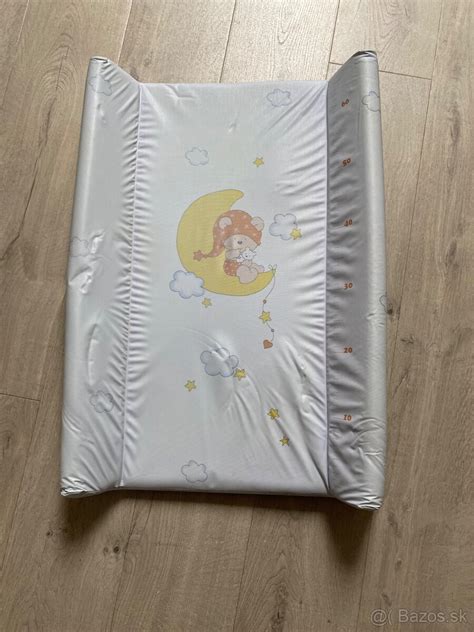 Detailný pohľad na chrbtové popruhy a prebaľovaciu podložku