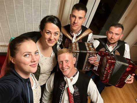 Sestry Bacmaňákové s heligónkou