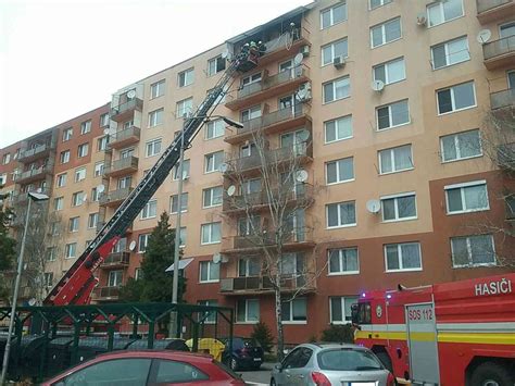 záchranári pracujúci v troskách bytového domu