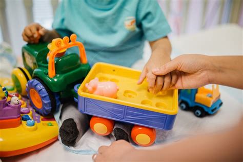 Ilustračná fotografia okna a detskej hračky