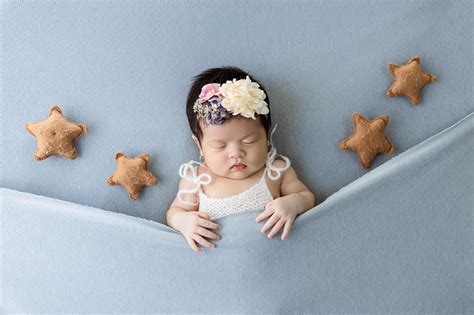 Umelecká fotografia mamy objímajúcej svoje dieťa