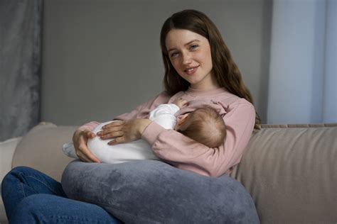 Matka stláča prsník počas dojčenia