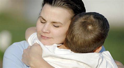 dievčatko, ktoré spí v náručí rodiča