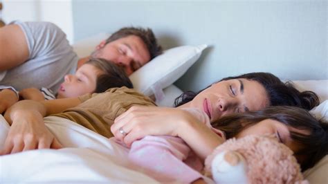 rodina spí v jednej posteli