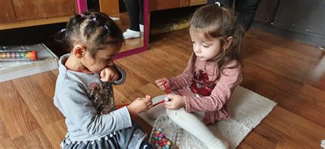 Interiér Montessori triedy s deťmi pracujúcimi s pomôckami