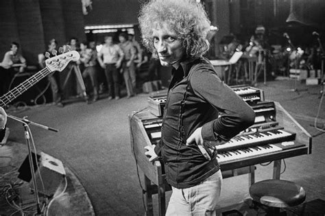 mladý Marián Varga pri klavíri