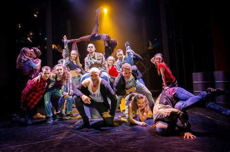 scéna z muzikálu Cyrano z predmestia