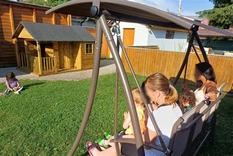 Ilustrácia ženy s tromi deťmi