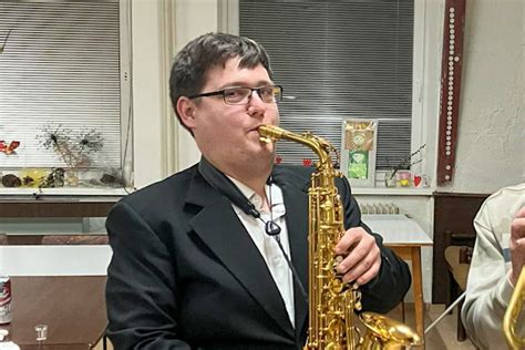 Matej Jurkovič hrá na saxofóne na ulici