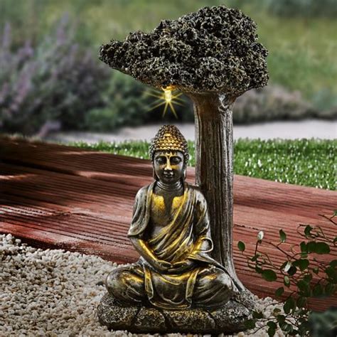 Budha meditujúci pod stromom