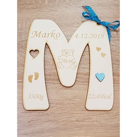 drevené meno s údajmi o narodení