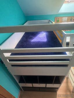 detská izba s menom na stene