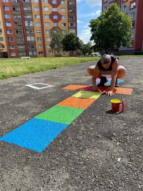 Deti kráčajúce po senzorickom chodníku