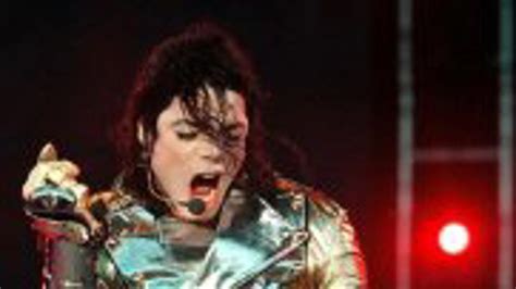 Michael Jackson počas vystúpenia s „moonwalkom“