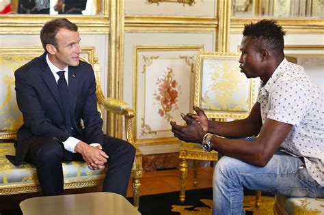 Emmanuel Macron a Mamoudou Gassama počas stretnutia