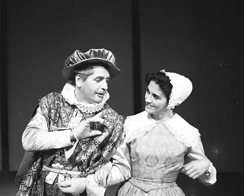 Mikuláš Huba ako Pán Page v hre Veselé panie z Windsoru