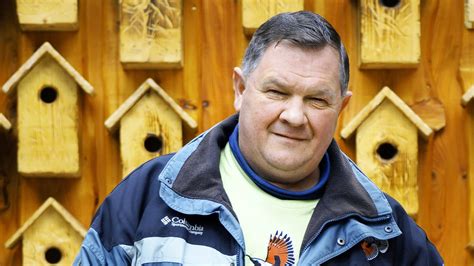 Miroslav Saniga vo svojej vtáčej záhrade