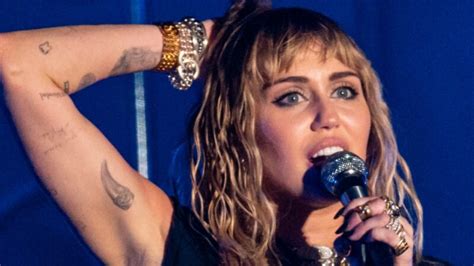 Miley Cyrus ako speváčka na pódiu