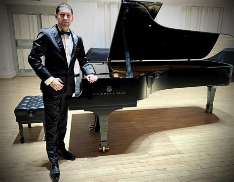 Miloš Biháry hrajúci na klavíri