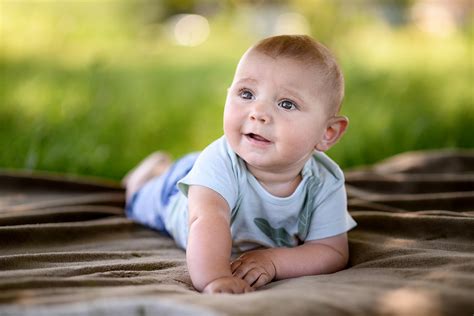 Dieťa bosé na tráve