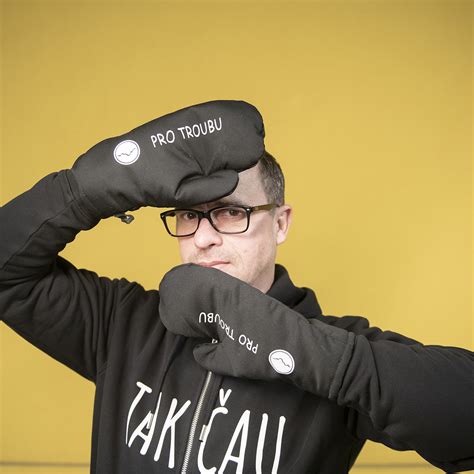 Ilustrácia tehotnej tínedžerky hľadajúcej podporu