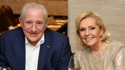 Žena užívajúca si dovolenku pri mori