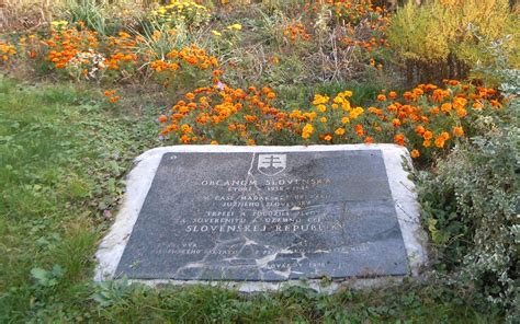 Symbolické znázornenie minulosti ovplyvňujúcej prítomnosť