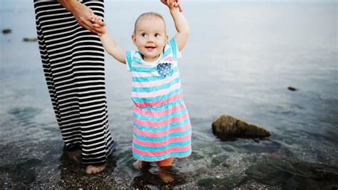 Dieťa držiace sa matkinej ruky