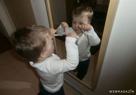 dieťa sledujúce svoj odraz v zrkadle