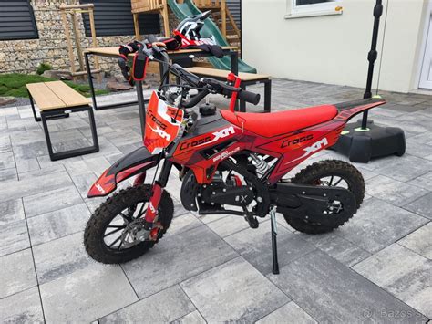 Dvojtaktná detská motorka v akcii