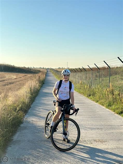 Ilustrácia dieťaťa s prilbou na bicykli